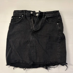 Jeanskjol - Jeanskjol från Gina tricot i storlek 36. Väldigt fint skick och perfekt till sommaren. Skriv för fler bilder