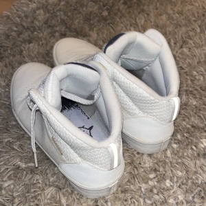 Mid sneakers herr  - Mid sneakers herr från Jack and Jones i bra skick. Storlek 43 Bara legat senaste åren så säljer billigt.