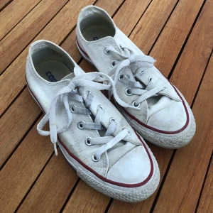 Converse - Intressekoll på mina gamla all star converse! De är använda som man kan se på bilden, men skorna har inga skador. Älskade dom, men är tvungen att göra av mig med dom nu när dom blivit för små. Skriv om ni är intresserade och såklart kan pris diskuteras!!💖