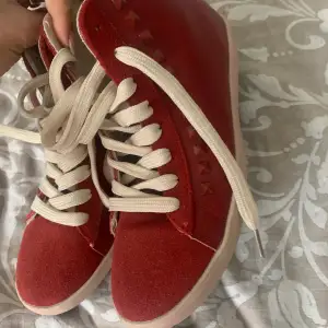 As snygga röda skor med nitar!!