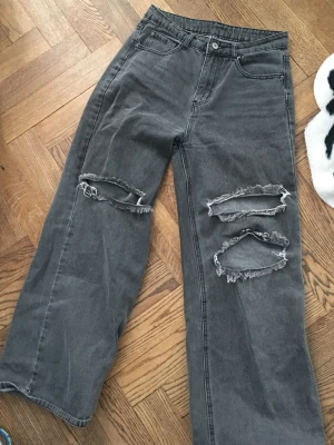 Gråa ripped jeans - Passar inte mig längre. Är i bra skick och väldigt snygga. Originalpris 250kr