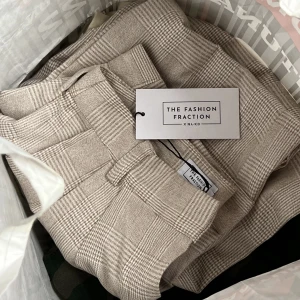 Nakd Kostymbyxa - Oanvända kostymbyxor från na-kd i storlek 36. Tajt midja och pösigare i byxan som smalnar av ner till foten.  🦙