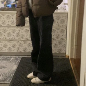 highwaisted cargo byxor i bomull - högmidjade cargobyxor i en ljusare svart färg. en liten detalj på sidorna, storlek 36. byxorna är vida. knappt använda, köptes för 300 nypris 200kr🫶🏼