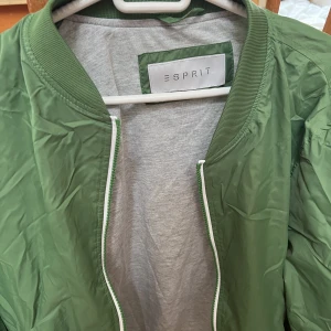 Vindjacka  - Storlek M   Vindjackan är i nyskick och aldrig använd. 