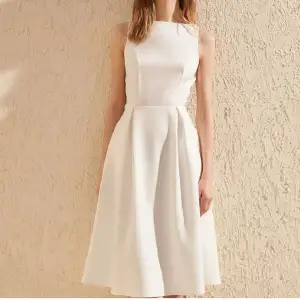Sprillans ny vit klänning till student eller sommarfesten som tyvärr inte kommit till användning och behöver ett nytt hem. Tveka inte att fråga för bilder 🤗