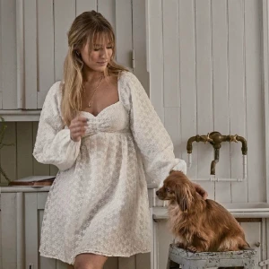 NA-KD klänning - Säljer min klänning från NA-KD som endast är testad och i nyskick! (Köp direkt för 700 +frakt)💗 