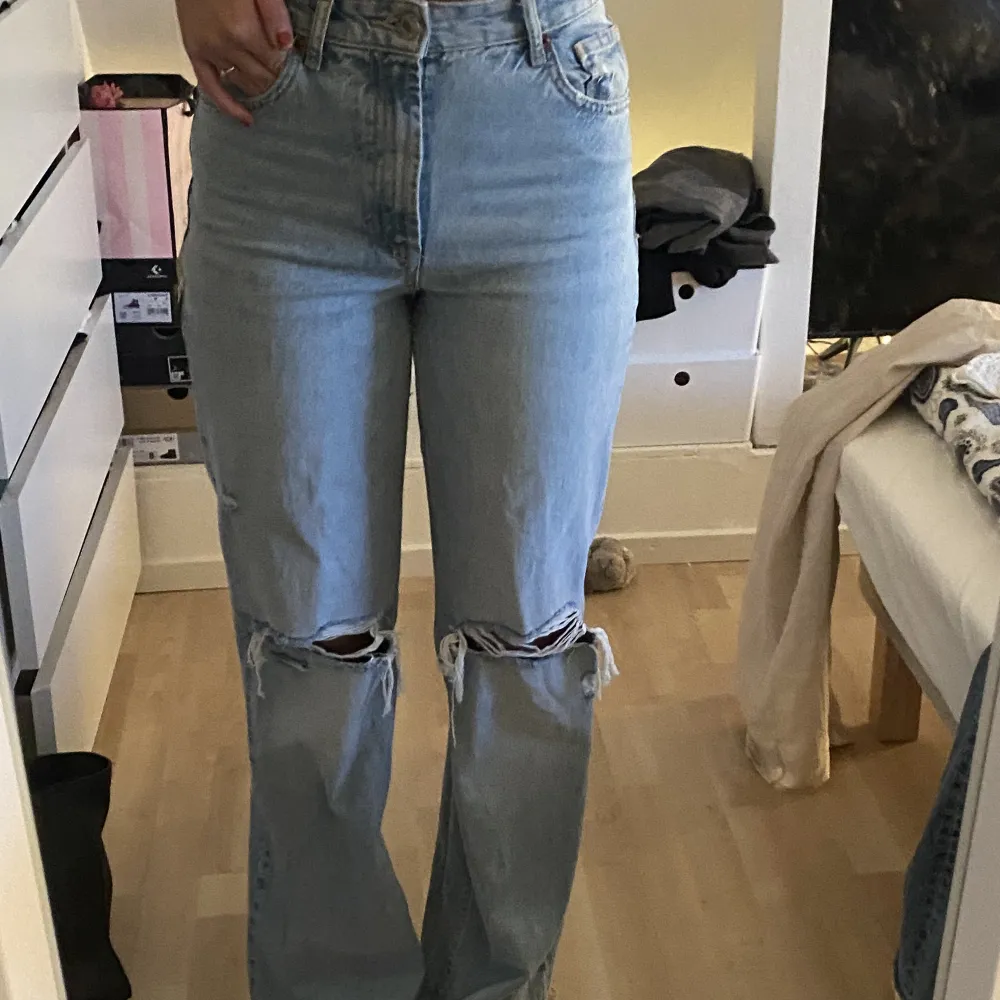 Jeans från zara med hål på knäna. Säljer då de blivit för små för mig i midjan. Jag är 170 o de är perfekt längd på mig!🤍. Jeans & Byxor.