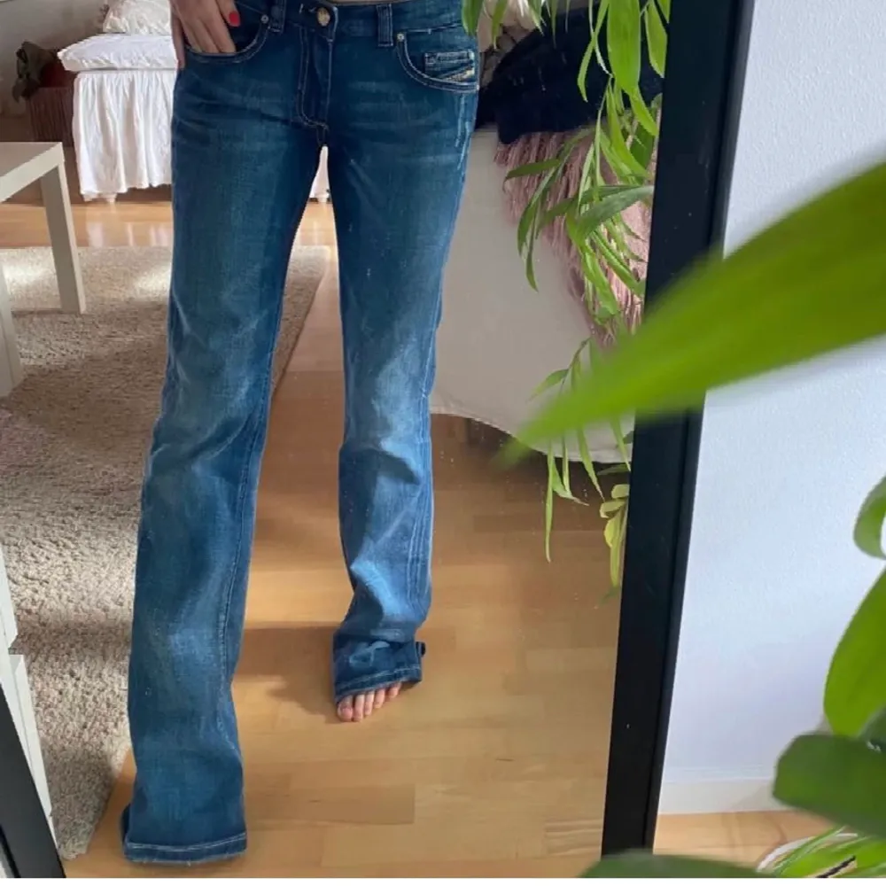 Säljer dem här skit snygga lågmidjade jeansen från diesel. Storlek 26/34!. Jeans & Byxor.