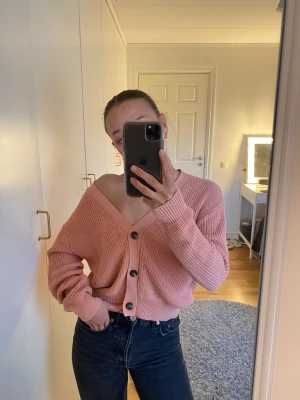 Stickad kofta  - En mysig kofta som nästan är oanvänd. Den har en korall/gammaldags rosa färg