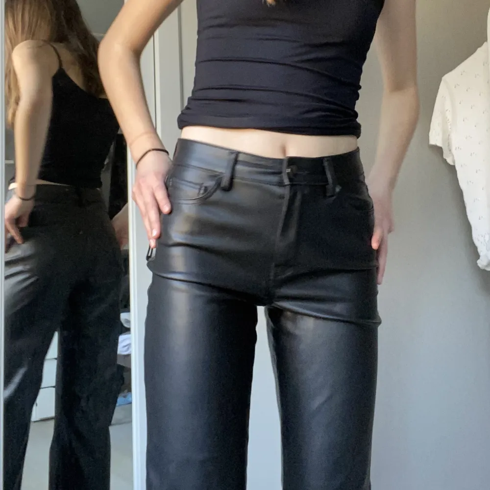 Svarta skinn imitations byxor från Zara i storlek 36. De har en liten ful söm där bak (kom privat för bild) men det är inget jag lagt märke till förens nu💗 Säljer för 150 inklusive frakt . Jeans & Byxor.