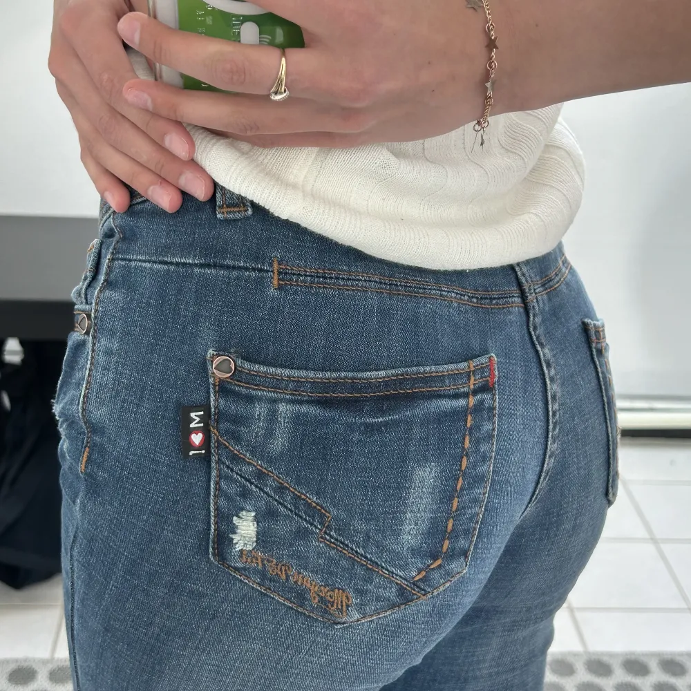 Säljer mina sjukt snygga lågmidjade bootcut jeans. De är från Morgan De Toi och är inköpta i Frankrike nu i våras. Jeansen är mörkblå med naturliga slitningar och coola fickor bak. De har inga defekter! Skriv vid funderingar eller för fler bilder!💖 . Jeans & Byxor.