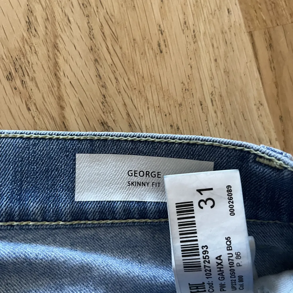 Dondup Goerge Jeans  Skick 8/10 En liten fläck på vänster knä. Jeans & Byxor.