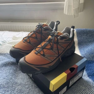 Salomon XT6 - Säljer ett par Salomon Xt-6or då jag inte får någon användning för dem längre! Sparsamt använda så i gott skick, har en liten scuff på tån, men annars inga flaws! 