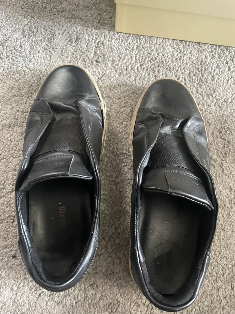 Snygga svarta arigato skor Laceless, storlek 42. Tillkommer box och sko påse, skorna är i riktigt använt skick två sömmar har gått upp och skada på undersidan. Skriv vid funderingar eller frågor!. Skor.