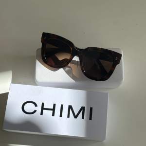 Säljer dessa fina Chimi-solglasögon i modellen 08 då de inte kommer till användning. Nypris 1250 kr. Väldigt fint chick och sparsamt använda 💓💓 Dustbag, fodral, putsduk och orginalförpackning ingår! 