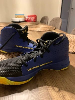 UNDER ARMOUR/basketskor strl 38 - Topp skick  möts i Sundbyberg för 450 kr, om du vill att jag kommer närmre dig 550