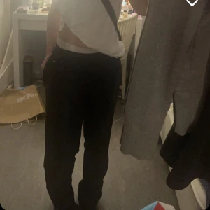 nike byxor - Nike trackpants, riktigt snygga brallor. man kan justera storleken med hjälp av banden på sidorna (se bild 2). Dom är köpta på myrorna och har endast provat de hemma. Annars aldrig använda😊kom privat för bättre bilder