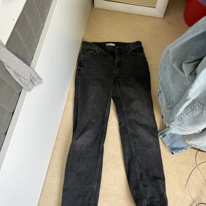 Jeans - Säljer dessa lågmidjade jeans fråm gina tricot då dom blivit för små