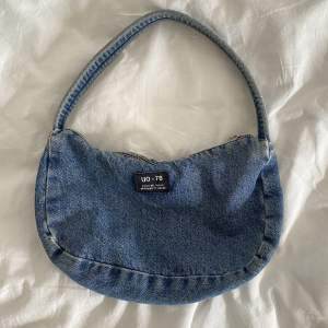 Super söt handväska i jeans material köpt från Urbanoutfitters!!💙🪩
