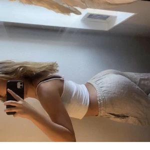 Beiga linnebyxor  - Jätte snygga linnebyxor ifrån Chelsea store som passar perfekt nu inför sommaren. Byxorna dom inte längre att köpa vad jag hittar Säljer pågrund av att dom är för stora 