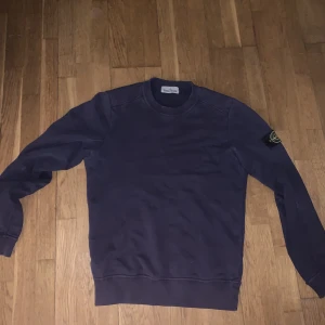 Stone island sweatshirt  - Säljer min Stone island sweatshirt då dem blivit för liten och inte har någon användning av den längre. Den är blå/lila. Det är storlek S