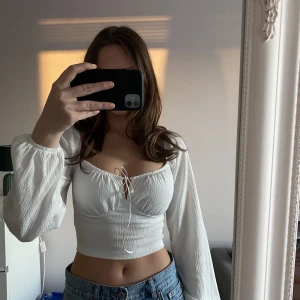 Vit blus - Vit somrig blus från Nelly Trend, ena snöret som man knyter med har gått av lite, men går fortfarande att knyta den (se bild) annars i fint skick❣️Strl XXS men passar mig som är XS/S🌼