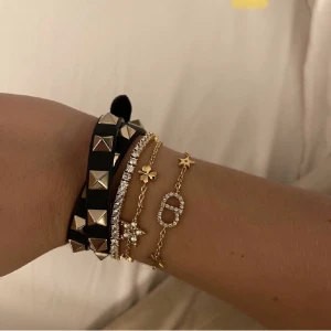 Valentino armband  - Byter gärna detta supper fina double-strap bracelet  svart i super fina skick mot en annan färg❣️
