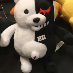 Söker en ful liten skräp-björn lik den på bilden, fast billigare. Såg denna på Comic Con men var för snål för att köpa den.