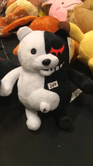 SÖKER Monokuma-plushie - Söker en ful liten skräp-björn lik den på bilden, fast billigare. Såg denna på Comic Con men var för snål för att köpa den.