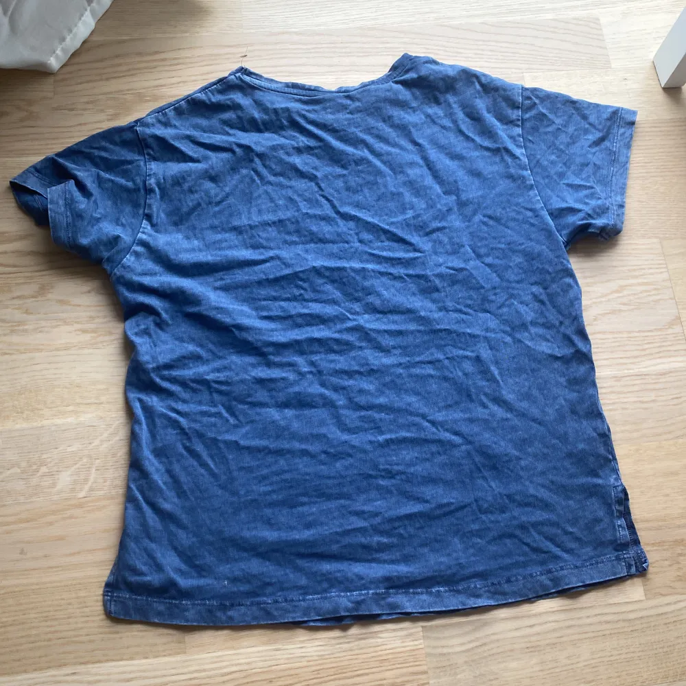  Säljer min blåa tröja från Zara som inte kommer till användning längre den är jättefint skick och säljer 50 kr plus frakten 🩵 . T-shirts.
