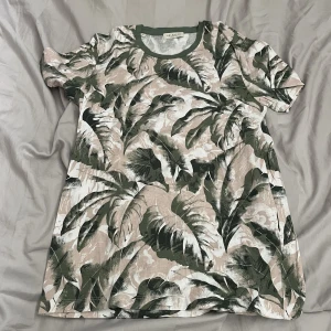 Selected homme  - Selected homme T-shirt, aldrig använd  Pris kan diskuteras, kolla fler annonser så kan vi diskutera paketpris