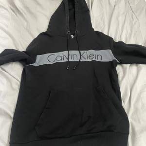 Calvin klein hoodie sparsamt använd lite slitna snören Pris kan diskuteras 