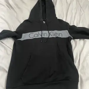 Calvin klein hoodie sparsamt använd lite slitna snören Pris kan diskuteras 