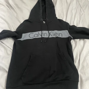 Calvin klein - Calvin klein hoodie sparsamt använd lite slitna snören Pris kan diskuteras 