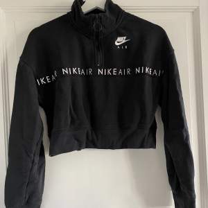 Svart Nikeair hoodie som är croppad✨ Använd ganska mycket med är i väldigt bra skick😇
