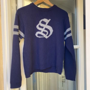 Stussy Vintage Knitted Sweatshirt - Säljer denna då den är för liten på mig.  Storlek: M men sitter som XS/S Skick: 9/10
