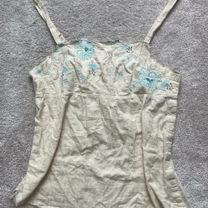 Fin somrig topp - Jättefin vintage sommartopp som tyvärr är för stor för mig😭 jag är heartbroken men hoppas någon annan som också älskar den får användning av den.