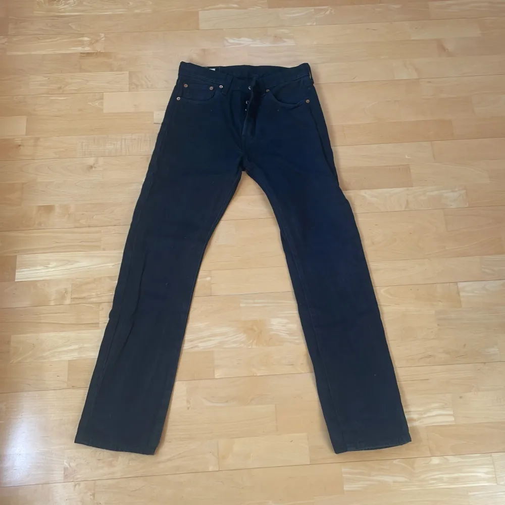 Svarta levis 501 i storlek 29/32, är inte mycket använda då dem alltid varit lite små. Inga fläckar eller slitage.. Jeans & Byxor.