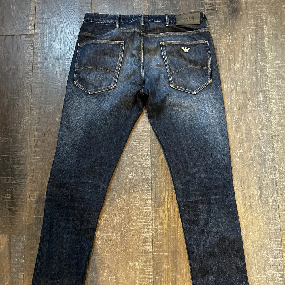 Armani jeans köpta för cirka 1500 kr, slim fit, har tyvärr ej kvitto osv, de är nästan oanvända och i fint skick, kontakta mig vid mer funderingar! De är riktigt grisch. Jeans & Byxor.
