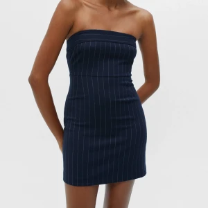 Pull & bear klänning - Säljer denna miniklänning från pull & bear, i totalt nyskick med prislapp kvar!! Helt slutsåld på zalando där jag köpte den. Skicka gärna iväg ett meddelande vid eventuella frågor o funderingar☺️