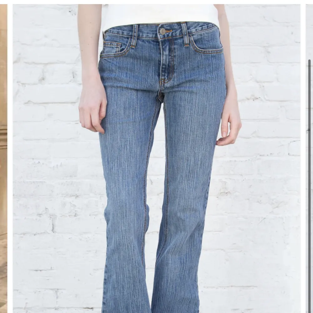 Säljer dessa snygga jeans som är helt oanvända(endast provade). De är väldigt lågmidjade och passar bra i längden på mig som är 170. Jeansen är i one size men passar perfekt från s/m. . Jeans & Byxor.