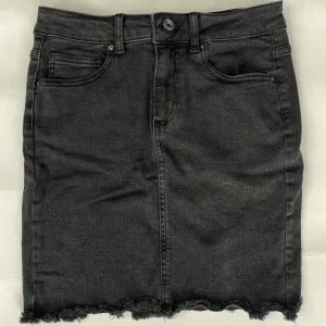 Svart jeanskjol - Svart jeanskjol från märket Pieces, (köptes på Vila). Jättebra skick, endast använd några få gånger. Perfekt till sommaren☀️☀️ kontakta gärna mig vid frågor eller intresse