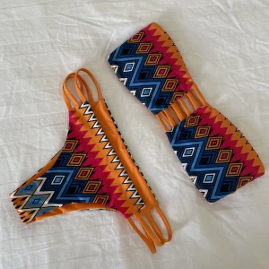 Bikini från Nelly - Mönstrad bikini som även går att vända ut och in. Inlägg i överdel. Nyskick ✨