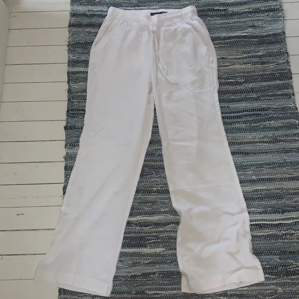 Vita linnebyxor från lager 157, endast testade så i nyskick👍🏻säljer för att de tyvärr var för stora💗. Jeans & Byxor.