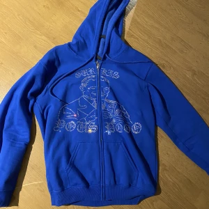 Rhinestone ZIP hoodie- Gurkis X Youspooo  - GURKIS X YOUSPOOO BLUE ZIP HOODIE Storlek S Säljes pga för liten storlek. Använd en gång.