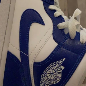 Jordans 1  - Säljer mina jätte fina Jordan 1 blue , som man ser på bilden är dem endast använda 2 gånger. Kartong och allt sånt följer med !