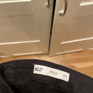 Bootcutjeans🖤 - Fina Jeans i skönt material med slits från Gina Tricot. Köpta här på Plick men aldrig använda då de är för små.🖤