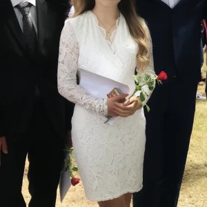 Studentklänning  - Perfekt till student/skolavslutning! 💕 Endast använd i några timmar✨  Storlek M men omsydd i midjan för att passa mig som vanligtvis bär S. 