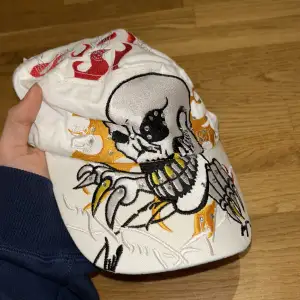 vit keps i ed hardy stil, köpt på humana! coola diamant-detaljer. skriv för frågor:)