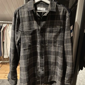 Samsøe Samsøe - Sjukt snygg overshirt från Samsøe Samsøe, skick 9/10. Strl L. Köpt för 1400:-